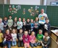 Bild: exb/Corinna Böhm
Ddie Klasse 1a der Grundschule Plößberg mit Zahnarzt Frank Kiener.