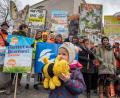 Bild: Peter Kneffel/dpa
Die dreieinhalb Jahre alte Emilia hält während einer Kundgebung der Initiatoren des Volksbegehren Artenvielfalt vor der bayerischen Staatskanzlei ihre Stoffbiene in den Händen.