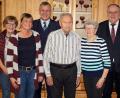 Bild: R. Kreuzer
Dem Jubilar Kral Prößl (Mitte) gratulieren (von links) Brigitte Frömmer, Enkelin Nicole Hartwig, Hans-Jürgen Gmeiner, Maria Prößl, Lothar Höher und Silvia Hartwig.