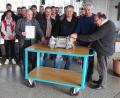 Bild: Bühner
Firmenchef Wolfgang Pröls vom Autohaus Pröls in Vohenstrauß (Zweiter von rechts) übergibt an Schulleiter Josef Weilhammer Elektromotor und Elektrogetriebe. Mit dabei
auch die Fachlehrer (von links) Fritz Herrmann, Jürgen Lehner und Abteilungsleiter Alois Lautenschlager.