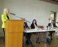 Bild: adj
Staatsministerin Carolina Trautner spricht vor den Senioren im Steinstadl in Parkstein.