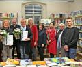 Bild: bph
Für ihr zehnjähriges ehrenamtliches Engagement in der Pfarrbücherei Nabburg wurden Edith Wilhelm (Dritte von links) und Christine Wilhelm (Fünfte von links) von der Leiterin der Diözesanstellen, Christina Schnödt (links), mit Urkunden und silberner Ehrennadel des St. Michaelsbundes geehrt. Elfriede Jauernig, die Leiterin der Bücherei, (Fünfte von rechts), unterstrich ihre Glückwünsche mit Blumen. Im Namen der Kirchenverwaltung, der Trägerin der Bücherei, gratulierte Pfarrer Hannes Lorenz (Vierter von links) zur Auszeichnung und dankte dem gesamten Team für die ehrenamtliche Arbeit.