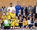 Bild: Wolfgang Steinbacher
Der Gesamtsieger bei der Amberger Fußball-Stadtmeisterschaft der G-Junioren wurde die SG Hahnbach (links), Stadtmeister der SV Raigering I. Oberbürgermeister Michael Cerny (rechts) und Norbert Fischer, Vorsitzender des Stadtverbandes für Sport (Zweiter von rechts), gratulierten.