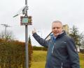 Bild: lep
Über einen grünen Smiley freut sich Bürgermeister Jürgen Kürzinger. Hier in Thurndorf befinden sich hinter dem Messgerät zwei Bushaltestellen. In Kirchenthumbach gilt die Bayreuther Straße nicht nur als Schulweg für viele Kinder sondern sie muss auch an einigen Stellen überquert werden, um beispielsweise den Einkaufsmarkt oder den Friedhof zu erreichen. „Die Sicherheit unserer Bürgerinnen und Bürger hat oberste Priorität“, begründet Kürzinger die Maßnahme.