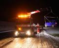 Bild: Alexander Auer
Ein Auto wird von einem Abschleppfahrzeug angehoben, nachdem es von der glatten Straße abkam. Foto: Alexander Auer/dpa