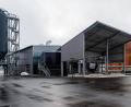 Bild: Hösamer
Der erste Klärschlamm ist bereits an der Trocknungsanlage in Schwandorf angekommen, die Inbetriebnahme läuft. Der getrocknete Schlamm wird künftig in den beiden Silos links gelagert und von dort zur Verbrennung geliefert.