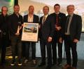 Bild: ihl
Zum Tourismuspreis gratulieren Kim Kappenberger und Tom Zeller (Dritter und Vierter von links) Schwandorfs Oberbürgermeister Andreas Feller, Brucks Bürgermesiter Hans Frankl, Minister Hubert Aiwanger, Landrat Thomas Ebeling und der Ortsbürgermeister Harald Bemmerl (von links).