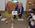 Bild: sck
Anna Maria Nittmann (hinten rechts) und Brigitte Koeser (Mitte) gestalten den Wortgottesdienst für Kinder.