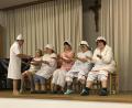 Bild: ak
Die Krankenschwester (Rita König, links) führte ein strenges Regiment in einem Altersheim. Roswitha Schober, Anni Lautenbacher, Theresia Horn, Petra Horn und Doris Kellner (von links) gehorchten ihr aufs Wort.