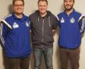 Bild: exb
Die SG-Abteilungsleiter Johannes Krammer (links) und Manuel Gleißner (rechts) mit dem neuen Trainer Daniel Friedl. 	Bild: exb