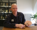 Bild: fuw
Wie bei einem Bilderbuch, das man aufklappt, werden Großhirn, Kleinhirn, verlängertes Rückenmark, Nasennebenhöhlen sichtbar. Präparator Thorsten Hummel erklärt den Aufbau eines Gehirns an einem Modell.