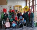 Bild: lrh
Die Mitglieder des Obst- und Gartenbauvereines Neustadt am Kulm sind kreativ und gestalten aus Holz bunte Blumen.