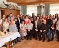 Bild: fjo
Mit der ganzen Familie, den Vereinen und Bürgermeisterin Margit Kirzinger feiert Elfriede Friedl (sitzend, Dritte von rechts) ihren 90. Geburtstag.