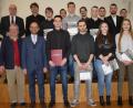 Bild: wro
Die Prüfungsbesten wurden mit Preisen belohnt. Ihnen gratulierten (vorne von links) Bürgermeister und Berufsschulbeiratsvorsitzender Toni Dutz und der stellvertretende Landrat Alfred Scheidler. Glückwünsche kamen auch von Wolfgang Hecht und Thomas Metzler (obere Reihe, von links).
