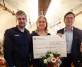 Bild: ct
Stefan Schertl (links) und Markus Graf bedanken sich bei Kornelia Schmid vom Verein "Pflegende Angehörige" mit einem Blumenstrauß und einer Spende.