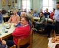 Bild: mab
Nicht nur Freibier, Brezen und Weißwürste hatten die zahlreichen Besucher in das Feuerwehrhaus in Sonnenried gezogen. Reichlich politische Themen wurden durch Peter Neumeier (Zweiter von rechts) und Listenführer Reiner Hasenkopf (rechts) gesetzt und eingehend diskutiert.