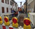 Bild: exb
130 Gas- und Wasserhausanschlüsse, 2500 Meter Gas- und Wasserleitung, 3500 Meter Mittelspannungskabel, 2000 Meter Niederspannungskabel und zwei Trafostationen werden heuer von den Stadtwerken ausgewechselt (im Bild die Lange Gasse in Amberg).