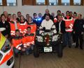Bild: hcz
Pater Johannes Bosco und Landrat Andreas Meier, der auch stellvertretender BRK-Kreisverbands-Vorsitzender ist, nehmen auf dem Quad der Rotkreuzbereitschaft Platz.