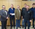 Bild: rdh
Mit Spenden von jeweils 250 Euro unterstützen die Bulldogfreunde die Blaskapelle sowie die Feuerwehr. Im Bild (von links) Stadtpfarrer Konrad Amschl, Klaus Sladky (Vorsitzender Blaskapelle), Bürgermeister Alfred Stier, Wolfgang Schüßler (Vorsitzender Bulldogfreunde) , Tobias Schwamberger (Vorsitzender Feuerwehr) und Jugendsprecher Marco Eckert.