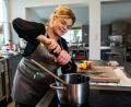 Bild: gld
Maria Frank aus Pullenreuth, die in der letzten Staffel der Sat.1-Show "The Taste" das Halbfinale erreichte, verrät ihr Valentinstags-Rezept. Hier kocht sie in ihrer Küche in Pullenreuth, wo die Speisen für ihren Hochzeits-Catering-Service zubereitet werden.
