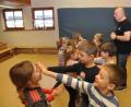Bild: dob
Erwachsenen gegenüber selbstbewusst auftreten und genau artikulieren, was man nicht möchte. Die Vorschulkinder aus dem katholischen Kindergarten Don Bosco haben derartige Szenen in mehreren Übungseinheiten mit Klaus Inderst einstudiert. Sie wissen wie man sich wehrt.