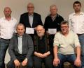 Bild: mez
Die Vorsitzenden Jürgen Lautner (links) und Stefan König würdigten den Einsatz und die Verbundenheit von Josef Hecht, Albert Melzner (Dritter und Fünfter von links), Ludwig Schmidt, Klaus Kohlschmidt und Werner Scherm (vorne von links) zum Immenreuther Sportverein.