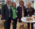 Bild: exb
Landtagspräsidentin Ilse Aigner (Zweite von rechts) und Abgeordneter Alexander Flierl (links) besuchten den Stand des Naturparks Oberpfälzer Wald, betreut von Rangerin Helene Seitz (rechts) und Gebietsbetreuerin Birgit Simmeth (Zweite von links).