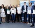 Bild: Hirsch
Oberstudiendirektor Josef Most (links) und die Nabburger Außenstellenleiterin Rosina Pimmer (rechts) zeichneten die besten Absolventen aus. Von rechts mit Urkunde: Maximilian Schwarzer, Konstantin Schatz, Hermann Feller, Michael Brabec, Nadine Schnabel, Jennifer Wintermeier, Daniela Beck und Christoph Polster.