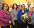 Bild: Hirsch
SkF-Vorsitzende Hermine Rodde (Dritte von rechts) hieß Ministerin Kerstin Schreyer (Mitte) mit einem Blumenstrauß willkommen. Mit dabei waren Vertreter des Sozialverbandes und der Politik.