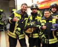 Bild: prh
Erick Machain (Zweiter von rechts) bringt als ehemaliger Berufsfeuerwehrmann viel Erfahrung mit. Die Feuerwehr Störnstein mit Johannes Meiler (rechts) und den Kameraden Andreas Wilde und Felix Weigend (von links) freuen sich über den Zuwachs. Die amerikanischen Helme sollen versteigert werden.