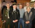 Bild: no
Gratulationscour zum 90. Geburtstag (von links): Helmut Schötz (Schützenverein), Heiner Kölbel (Bergknappenverein), Günter Mertel (Imkerverein), Erwin Schötz (Schützenverein), Jubilar Leonhard Schötz, Pfarrer Thomas Schertel, Georg Rubenbauer (Bergknappenverein) und Bürgermeister Dieter Dehling.