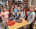 Bild: exb
Die Mädchen und Buben des katholischen Kindergartens feiern das Bibfit-Abschlussfest in der Marktbücherei.