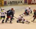 Bild: gb
Die Selber Wölfe und die Blue Devils Weiden (weiße Trikots) lieferten sich am Freitagabend ein packendes Derby. Am Ende siegten die Oberfranken mit 3:2 nach Verlängerung und sicherten sich damit zwei wichtige Punkte im Kampf um Platz acht.