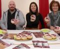 Bild: tr
Liebe geht durch den Magen – auch die zum MQ . Die Museumsquartier-Krapfen hat die Stadtbäckerei Maschauer speziell zur Pressekonferenz gebacken. Dass sie lecker schmecken, bestätigten Herta Zölch, Christoph Kick, Stefanie Süß, Erika Rahm und Franz Stahl (von links).
