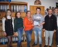 Bild: du
Ministranten und Pfarrer übergeben im Pfarrhof eine Spende an den Verein „Rasselbande – behinderte Kinder.“ Von links: Cina Haberberger, Lucie Lang, Heike Braun, Johannes Wolf, Pfarrer Thomas Stohldreier, Thomas Koller und Paul Wolfinger.