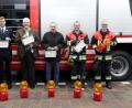 Bild: flt
Stellvertretender Vorsitzender Felix Weiser, die Vorsitzenden des Fördervereins, Reinald Roderer und Wilhelm Horn, sowie die beiden Kommandanten Christian Zölch und Max Haas (von links) freuen sich über die neue Beleuchtungsausstattung, die für höhere Sicherheit der Einsatzkräfte sorgen soll.