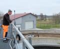Bild: ohr
Die beiden Gemeinden Schwarzach bei Nabburg und Stulln betreiben zur Abwasserbeseitigung die Kläranlage südlich von Wölsendorf. Stellvertretender Klärwärter Helmut Sorgenfrei überblickt von der Bühne aus die Anlage mit dem Betriebsgebäude, das Belebungs- und Nachklärbecken sowie die neu errichtete Werkstatt (links).