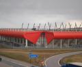 Bild: gib
Das rote Regensburger Fußballstadion bleibt ein Hingucker gleich neben der Autobahn. Der weiße Namens-Schriftzug fehlt allerdings seit Anfang des Jahres.