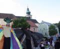 Bild: lg
Imposante Stelzengänger mit beeindruckenden Kostümen tragen zum barocken Flair auf dem Marktplatz bei.