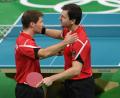 Bild: Felix Kästle/dpa
Bei den Olympischen Spielen in Rio 2016 standen sie im Doppel gemeinsam an der Platte: Am Sonntag sind Bastian Steger (links) und Timo Boll wieder einmal Gegner. Beim Bundesligaspiel in Maxhütte-Haidhof.