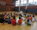 Bild: exb
Zuerst gibt's eine Einführung für die Schüler, dann wird fleißig Basketball gespielt.