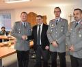 Bild: Lowak
Bürgermeister Karlheinz Budnik besiegelt per Handschlag die Patenschaft mit Hauptmann Johannes Müller (links) von der 4. Batterie des Artilleriebataillons 131. Begleitet wird der Batteriechef von Oberstabsfeldwebel Herbert Walenta (rechts) und Hauptfeldwebel Fabian Hochstetter.