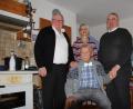 Bild: frd
Als Erwin Kliem (sitzend) seinen 90. Geburtstag feierte, gratulierten ihm auch Bürgermeister Heinz Weigl (links) und Stadtpfarrer Alfons Kaufmann. Tochter Peggy Kulik (hinten, Mitte) kümmert sich liebevoll um ihren Vater.