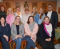 Bild: du
10 Damen gründen in Schirmitz einen neuen Ortsverband der Frauen-Union. Kreisvorsitzende Tanja Schiffmann (links, stehend) wirkt als "Geburtshelfer" mit. Einstimmig wird Ariane Heigl (vorne, Zweite von links) zur Vorsitzenden gewählt. Bürgermeister Ernst Lenk (rechts) ist förderndes Mitglied der FU.