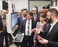 Bild: Gabi Schönberger
Marco Bauer, Geschäftsführer von BAM (von rechts), erklärt Digitalministerin Judith Gerlach (CSU), Bürgermeister Lothar Höher (CSU), CSU-Bürgermeisterkandidat Benjamin Zeitler und Landtagsabgeordneten Stephan Oetzinger (CSU) die Schritte der Produktion.