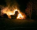Bild: Masching
Der Unterstand aus Naturmaterialen bestand hauptsächlich aus Stroh, das lichterloh brannte und die Flammen meterhoch schlagen ließ.