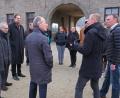 Bild: nm
Mit Franz Müntefering (vorne, Mitte) kam ein SPD-Urgestein nach Flossenbürg. Interessiert und tief beeindruckt informierte sich der Gast in der KZ-Gedenkstätte.