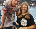 Bild: gud
Nach dem Spiel nutzten insbesondere die jungen Spieler und Spielerinnen die Möglichkeit eines Fotos zusammen mit ihren Idolen reichlich aus. Hier Lea Zimmet mit dem Rechtsaußen der Nationalmannschaft, Tobias Reichmann.
