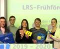 Bild: exb
Heinrich Zagel (links), Roland Woog (Zweiter von links) und Anna Roßkopf (rechts) haben 14 pädagogische Kräfte von Kindergärten im Landkreis Schwandorf geschult, um Vorschulkinder bei Lese- und Rechtschreibschwächen frühzeitig spielerisch mit Übungen fördern zu können.
