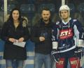 Bild: gb
Ehrung von Tomas Rubes zum Spieler des Jahres (von links): Simon Ertl vom Medienteam der Blue Devils, Lena Schreglmann, Stefan Nörl vom Medienteam der Blue Devils, Tomas Rubes und Franz Vodermeier, der Geschäftsführer der Blue-Devils-Spielbetriebs-GmbH.